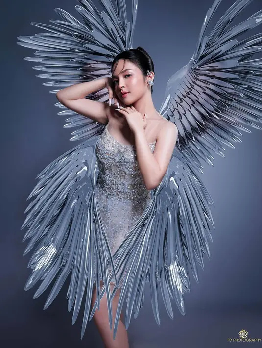 Sosok Eca yang hadir dengan sayap ini dipuji netizen bak bidadari.  [@fdphotography90]