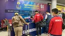 <p>Antrian stan informasi SEA Games 2023 Kamboja di Bandara Internasional Phnom Penh, Kamboja, pada Jumat (28/4/2023). Proses registrasi berupa penempelan hologram untuk kontingen dan wartawan. (Bola.com/Abdul Aziz)</p>