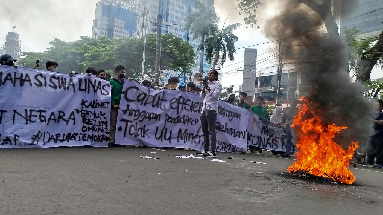 Mahasiswa Demo Indonesia Gelap: Diadang Beton Berduri, Aksi Bakar Ban di Jakarta dan Palembang