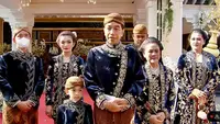 Busana adat khas Solo jadi seragam keluarga Jokowi untuk ngunduh mantu Kaesang Pangarep dan Erina Gudono. YouTube/Presiden Joko Widodo.