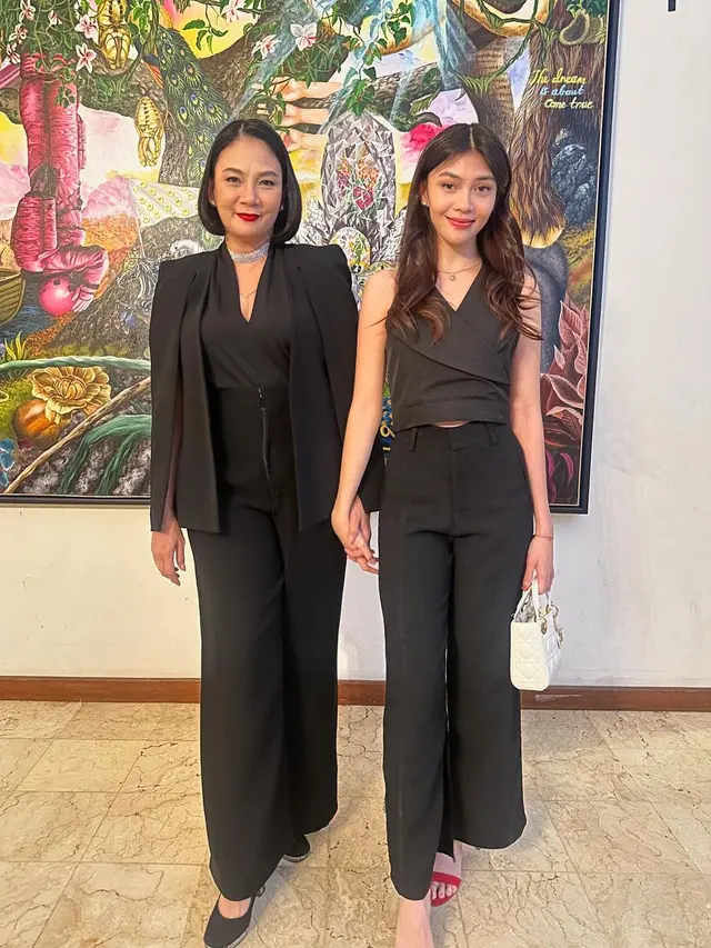 6 Potret Dian Nitami dan Sasi Asmara Kondangan Bareng, Ibu Anak Kompak