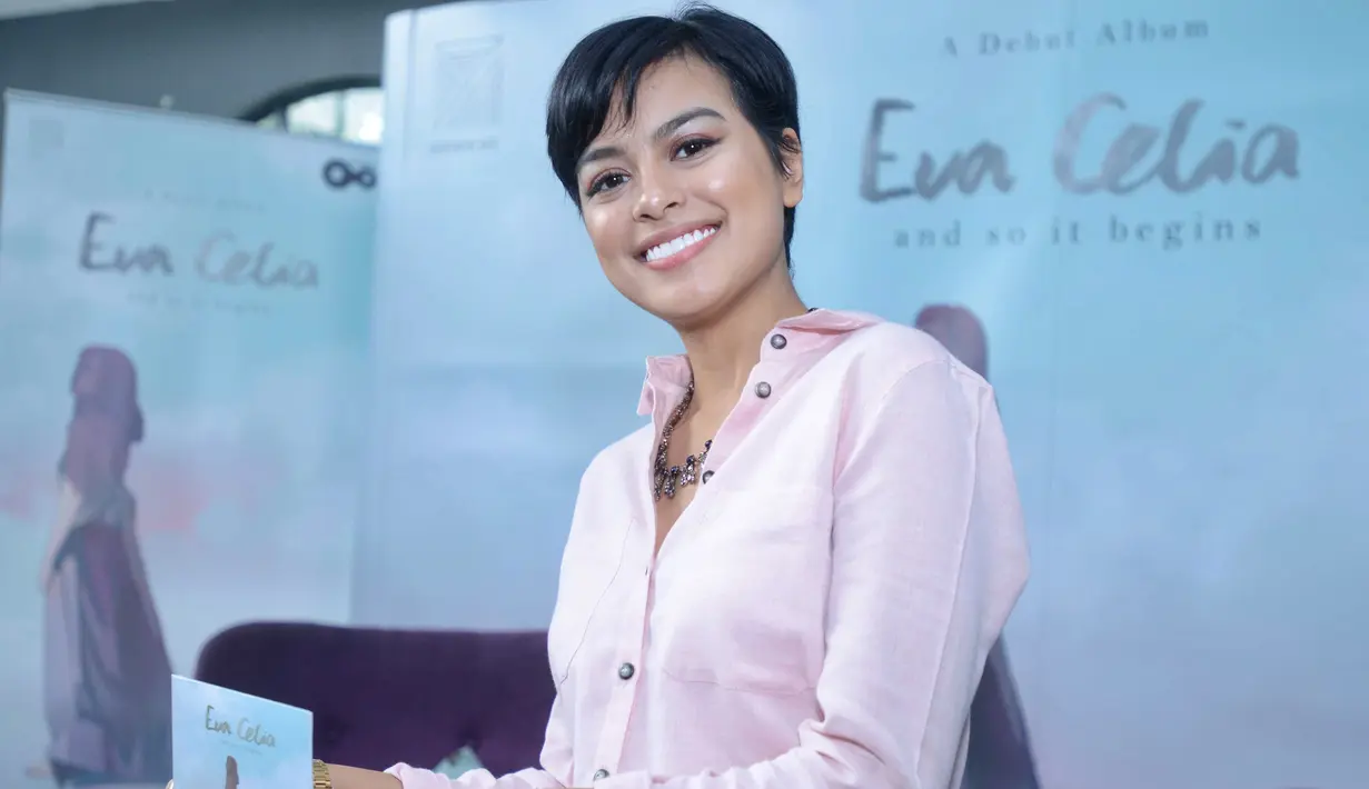 Putri musisi, Indra Lesmana dan Sophia Latjuba menunjukkan eksistensinya dalam dunia musik. Eva Celia baru saja merilis album perdana. Album bertajuk And So It Begins itu memuat delapan lagu. (Adrian Putra/Bintang.com)