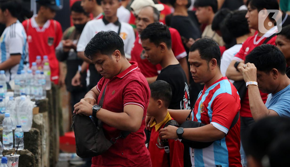 Kanit Reskrim Polsek Tanah Abang, Kompol Kukuh Islami menerangkan, pelaku awalnya membeli tiket kategori 3 atau cat 3. Tiket itu kemudian dipalsukan untuk dijual. Adapun, satu tiket palsu tersebut dibandrol dengan harga Rp 650 ribu. (Bola.com/M. Iqbal Ichsan)