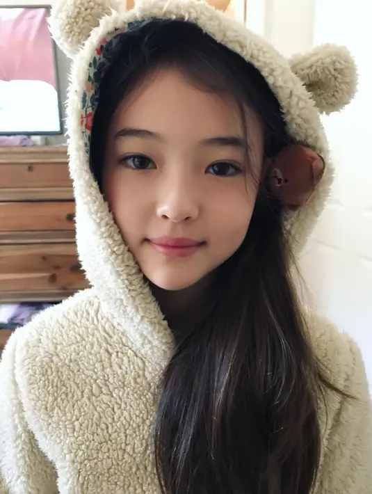 Tak hanya netizen yang menganggap dirinya mirip dengan Jennie BLACKPINK, bahkan Jennie pun mengakui bahwa Ella seperti kembarannya. (sumber: Liputan6.com/IG/@ellagross)