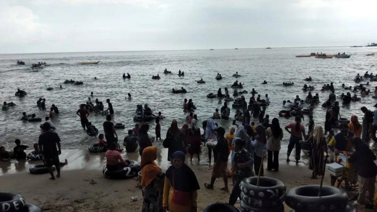 Pesona Liburan Paskah Pantai Carita: Ribuan Wisatawan Padati Pandeglang