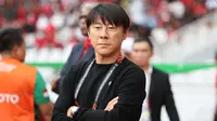 Senyum pelatih Timnas Indonesia, Shin Tae-yong sebelum dimulainya laga matchday ketiga Grup A Piala AFF 2022 menghadapi Thailand di Stadion Utama Gelora Bung Karno, Senayan, Jakarta, Kamis (29/12/2022) sore WIB. (Bola.com/Abdul Aziz)
