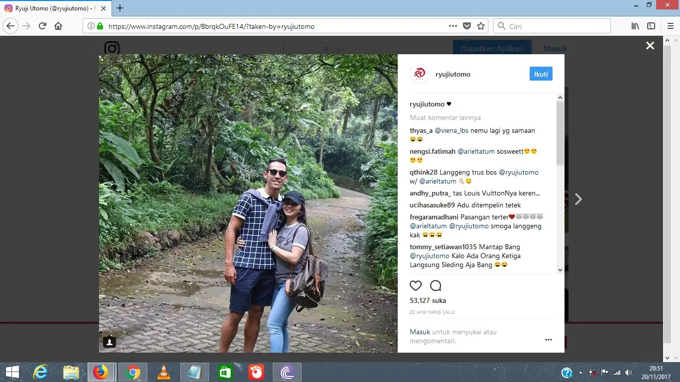 Pelukan mesra Ariel Tatum kepada bek Persija Jakarta, Ryuji Utomo. (Instagram)