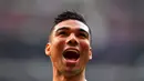 Gelandang Real Madrid , Casemiro berselebrasi usai mencetak gol ke gawang Atletico de Madrid pada pertandingan lanjutan La Liga Spanyol di stadion Wanda Metropolitano (9/2). Real Madrid menang 3-1 atas Atletico. (AFP Photo/Gabriel Bouys)