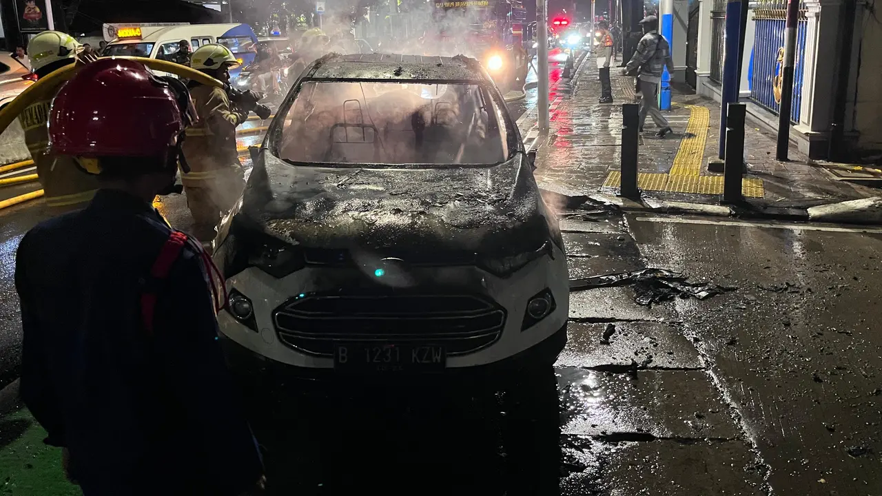 Mobil  Ford Putih Terbakar di depan Pos Polisi Masjid Cut Meutia Jakarta