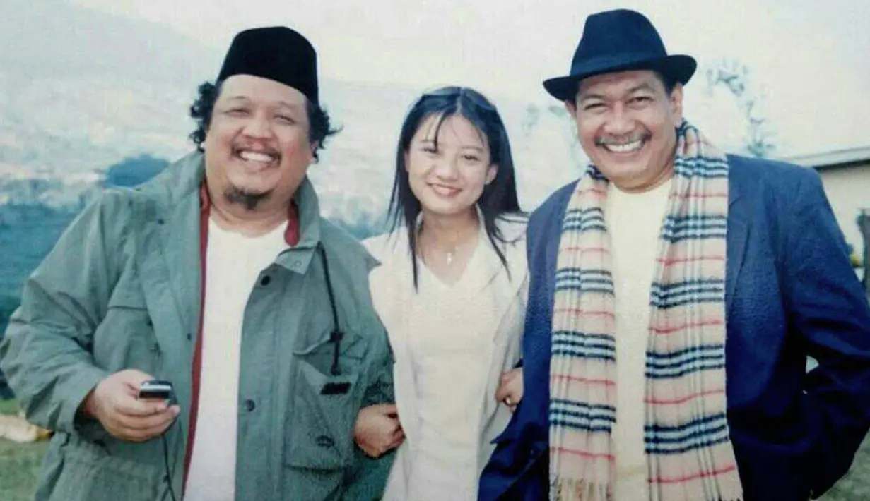 Leony pernah membagikan foto bersama aktor legendaris Deddy Mizwar dan Almarhum Didi Petet. Leony pernah menggeluti dunia peran seperti di sinetron “Siapa Takut Jatuh Cinta” dan film “Identitas”. (Liputan6.com/IG/@leonyvh)
