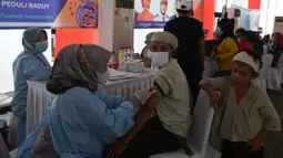Tim medis memberikan vaksin Covid-19 kepada seorang masyarakat Baduy di Desa Kanekes, Ciboleger, Kabupaten Lebak, Banten Kamis (14/10/2021). Tujuan vaksinasi Covid-19 untuk mempercepat kekebalan komunal (Herd imunity) mencegah penyebaran virus corona. (merdeka.com/Imam Buhori)