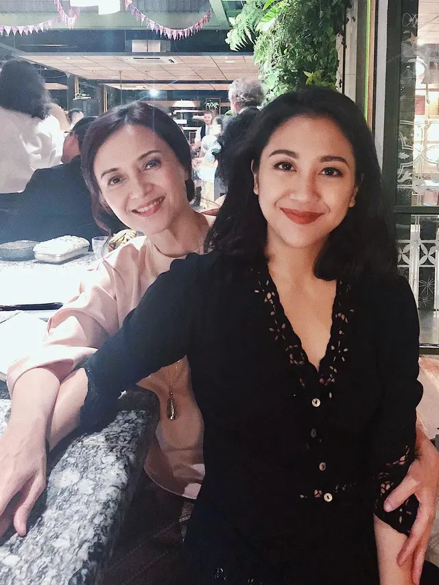 6 Potret Kebersamaan Sherina Munaf dan Ibunda, Bak Kakak Adik