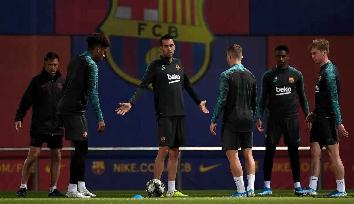 Para pemain Barcelona saat mengikuti sesi latihan tim di Joan Gamper Sports City di Sant Joan Despi (4/11/2019). Barcelona akan bertanding melawan wakil Rusia, SK Slavia Praha pada Grup F Liga Champions di Camp Nou. (AFP Photo/Lluis Gene)