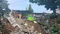 Fondasi Terkikis Aliran Sungai, Rumah di Sukabumi Ambruk