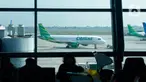 Pesawat terbang rute domestik saat berada di Terminal 3 Bandara Internasional Soekarno–Hatta, Tangerang, Banten, Rabu (21/6/2023). Jumlah penumpang pesawat berpotensi meningkat usai aturan penggunaan masker dicabut dan pemerintah resmi mencabut status pandemi COVID-19 menjadi endemi. (Liputan6.com/Angga Yuniar)