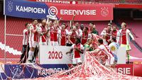 Para pemain Ajax Amsterdam melakukan selebrasi usai memastikan diri meraih gelar juara Liga Belanda usai mencukur Emmen 4-0 dalam laga pekan ke-31 di Stadion Johan Cruijff Arena, Minggu (2/5/2021). (AFP/Maurice Va Steen)