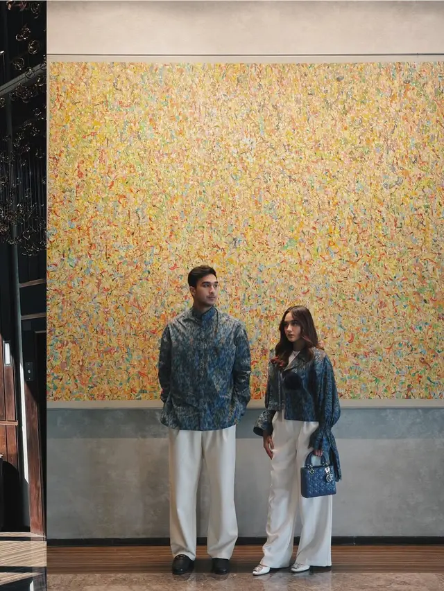 Gaya Couple Ibrahim Risyad dan Salshabilla Adriani, Kompak Tampil Kasual Chic Pakai Wastra Tenun dari Ikat by Didiet Maulana