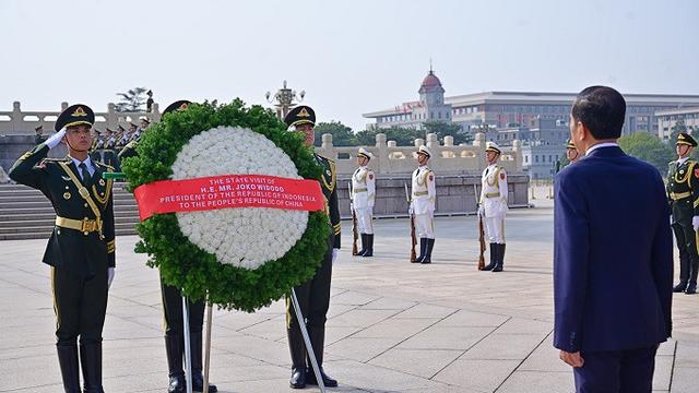 Presiden Republik Indonesia Joko Widodo (Jokowi) mengunjungi Monumen Pahlawan Rakyat, Tiananmen Square, di Beijing, China, pada Selasa (17/10/2023).