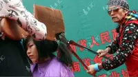 Potong Rambut dengan Gunting Kebun dan Sisir Raksasa, Berani Coba