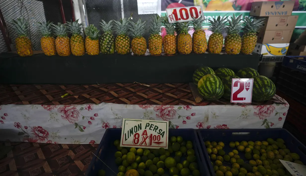 Buah-buahan dipajang untuk dijual di sebuah pasar di Panama City, Rabu (20/7/2022). Protes minggu ketiga dan blokade jalan raya mulai berdampak pada pasokan makanan dan barang-barang lainnya di beberapa bagian Panama. (AP Photo/Arnulfo Franco)