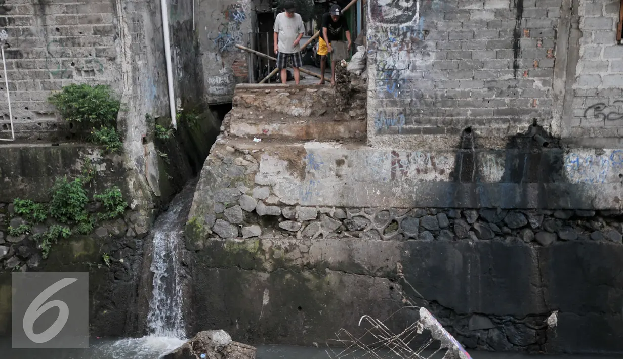 Warga merapihkan puing sisa jembatannyang ambruk, Jakarta, Selasa (9/8). Jembatan penyeberangan di Kelurahan Manggarai Selatan, Tebet ambruk diduga akibat hujan deras. (Liputan6.com/Yoppy Renato)