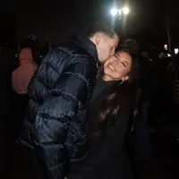 Dalam potret yang diunggah, nuansa romantis langsung terasa kuat, bukan hanya dari gestur penuh kasih, tetapi juga dari pilihan gaya yang senada dan elegan. [@jennifercoppenreal20].