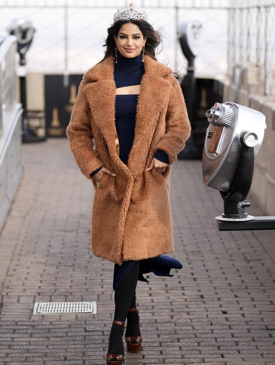 Miss Universe yang baru dinobatkan, Harnaaz Sandhu dari India mengunjungi Empire State Building di New York (12/1/2022). (Photo by Charles Sykes/Invision/AP)