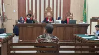 Eks Gubernur Lampung, Arinal Djunaidi hadir di sidang kasus dugaan korupsi pengelolaan dana Participating Interest (PI) 10 persen di PN Tanjungkarang. (Liputan6.com/Ardi Munthe).