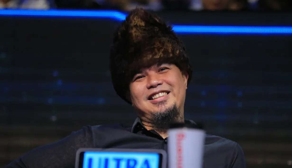 Ahmad Dhani juri tamu acara Grand Final Indonesian Idol X, Senin (24/2/2020) malam. (Adrian Putra/Fimela.com)