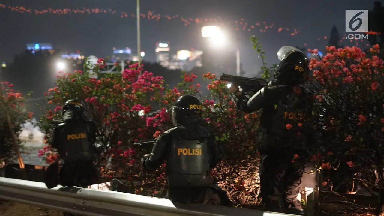 Perang Gas Air Mata Polisi VS Kembang Api Pengunjuk Rasa
