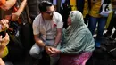 Calon gubernur DKI Jakarta nomor urut 1 Ridwan Kamil (kir) berbincang dengan salah satu warga di kawasan Pancoran, Jakarta Selatan, Kamis (26/9/2024). (Liputan6.com/Herman Zakharia)