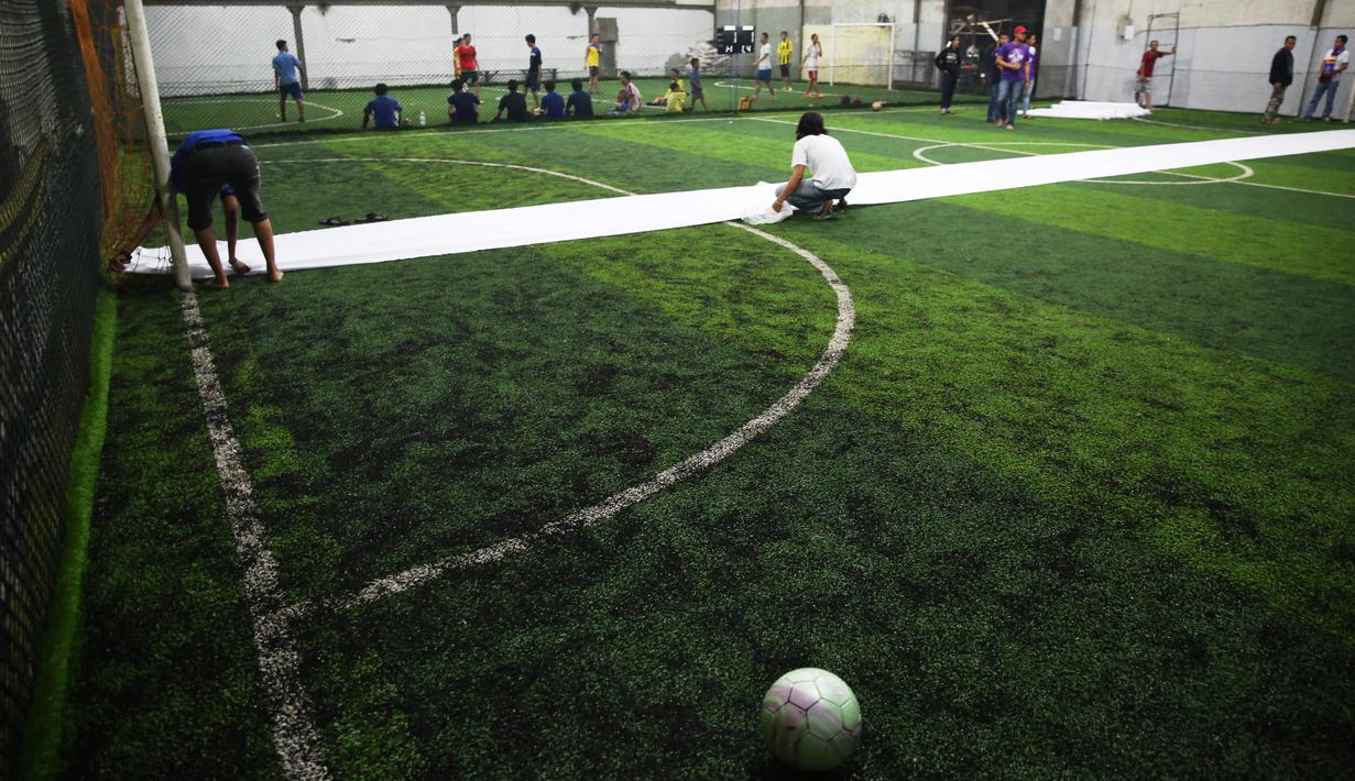 Aremania mengusung semangat kesatuan suporter untuk sepakbola Indonesia merancang dan membuat bendera Merah Putih terbesar di Dunia bertempat di Lapangan Futsal  Tangerang, Selasa (13/10/2015). (Bola.com/Nicklas Hanoatubun)