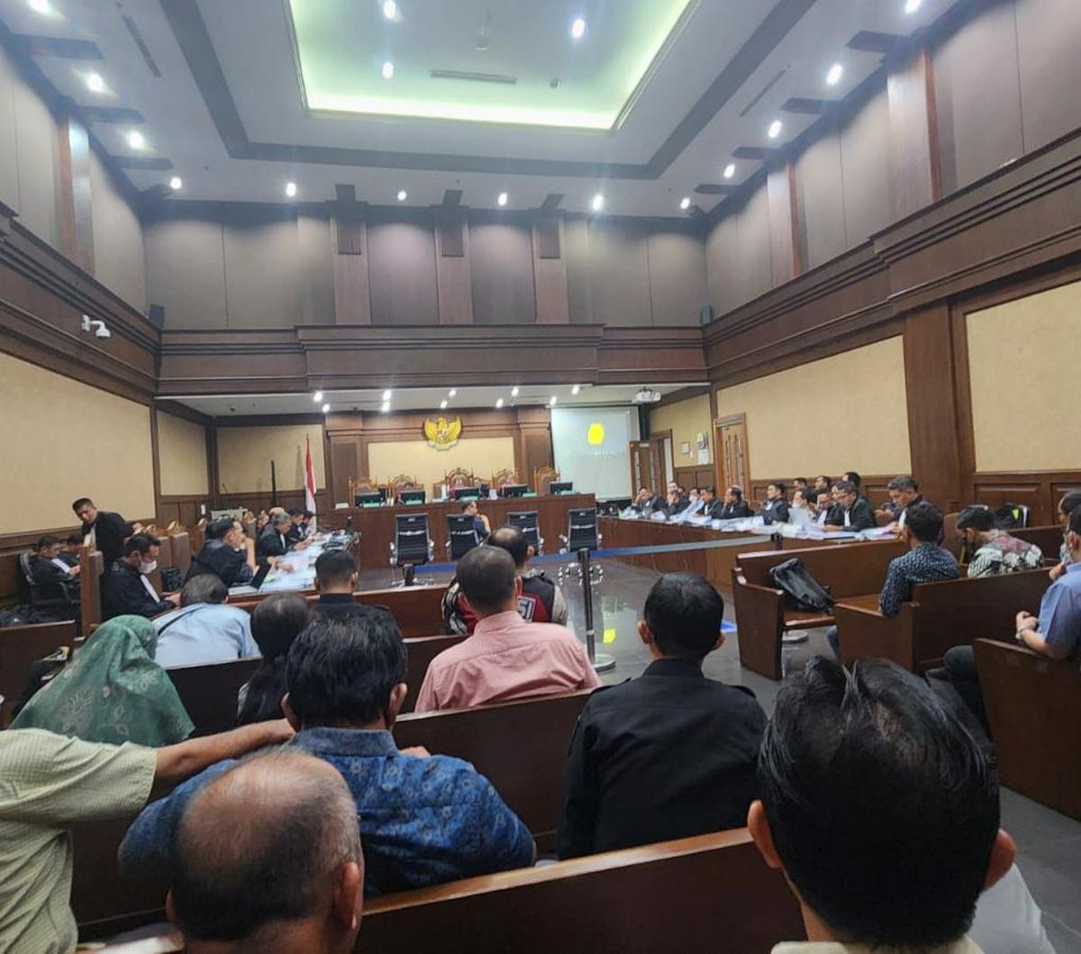 "Dari Windi Purnama berapa?" tanya hakim.

"Rp300 juta," jawab Mirza.

"Uang apa itu?" cecar Hakim. 

"Saya tidak tahu," ujar Mirza.