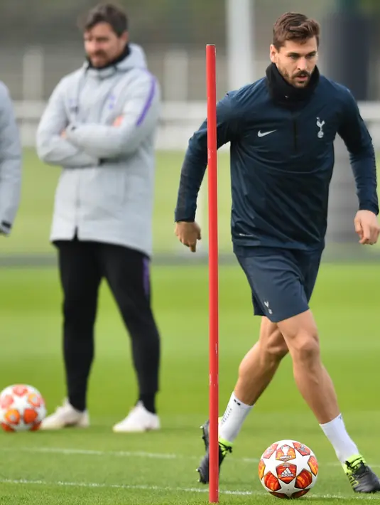 Striker Tottenham Hotspur, Fernando Llorente membawa bola saat latihan di Pusat Pelatihan Enfield, London utara (12/2). Tottenham akan bertanding melawan Borrusia Dortmund pada 16 besar Liga Champions di stadion Wambley. (AFP Photo/Glyn Kirk)