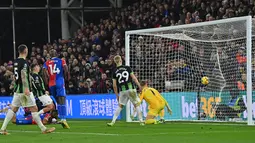 Crystal Palace berhasil unggul lebih dulu pada menit ke-45 melalui Jordan Ayew. (Glyn KIRK / AFP)