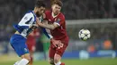 Pemain Liverpool, Alberto Moreno (kanan) berusaha menjangkau bola dari kejaran pemain Porto pada leg kedua Liga Champions di Anfield Stadium, Liverpool, (6/3/2018). Liverpool bermain imbang 0-0. (AFP/Paul Ellis)