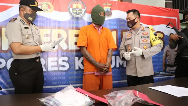Polisi menangkap Toyo, terduga penganiya ibu kandungnya hingga meninggal dunia. (Foto: Liputan6.com/Polres Kebumen)
