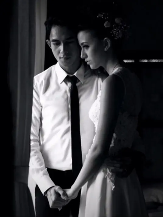 Dahlia Poland punya alasan sendiri mengapa dia tidak mempublikasikan pernikahannya dengan Fandy Christian. Soalnya ia ingin pernikahan ini sakral dan hanya dihadiri oleh keluarga. Selamat semoga bahagia. (via instagram/@dahpol_)