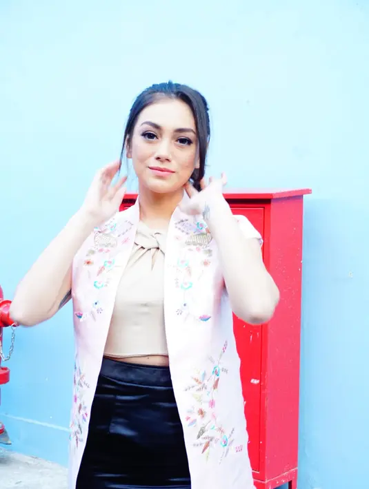 "Enggak ada ya, enggak gimana-gimana akunya ya, biasa saja, tanggapinnya ya kita tanggapin saja yang mencintai kita, mensupport kita, daripada nanggepin orang yang enggak penting gitu." Ujar Celine. (Syaiful Bahri/Bintang.com)