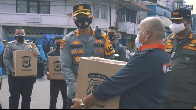Kapolres Garut AKBP Wirdhanto Hadicaksono sekaligus Wakil Ketua Satgas Covid-19 Garut secara simbolis memberikan paket sembako bagi perwakilan PKL Pengkolan Garut, Jawa Barat.