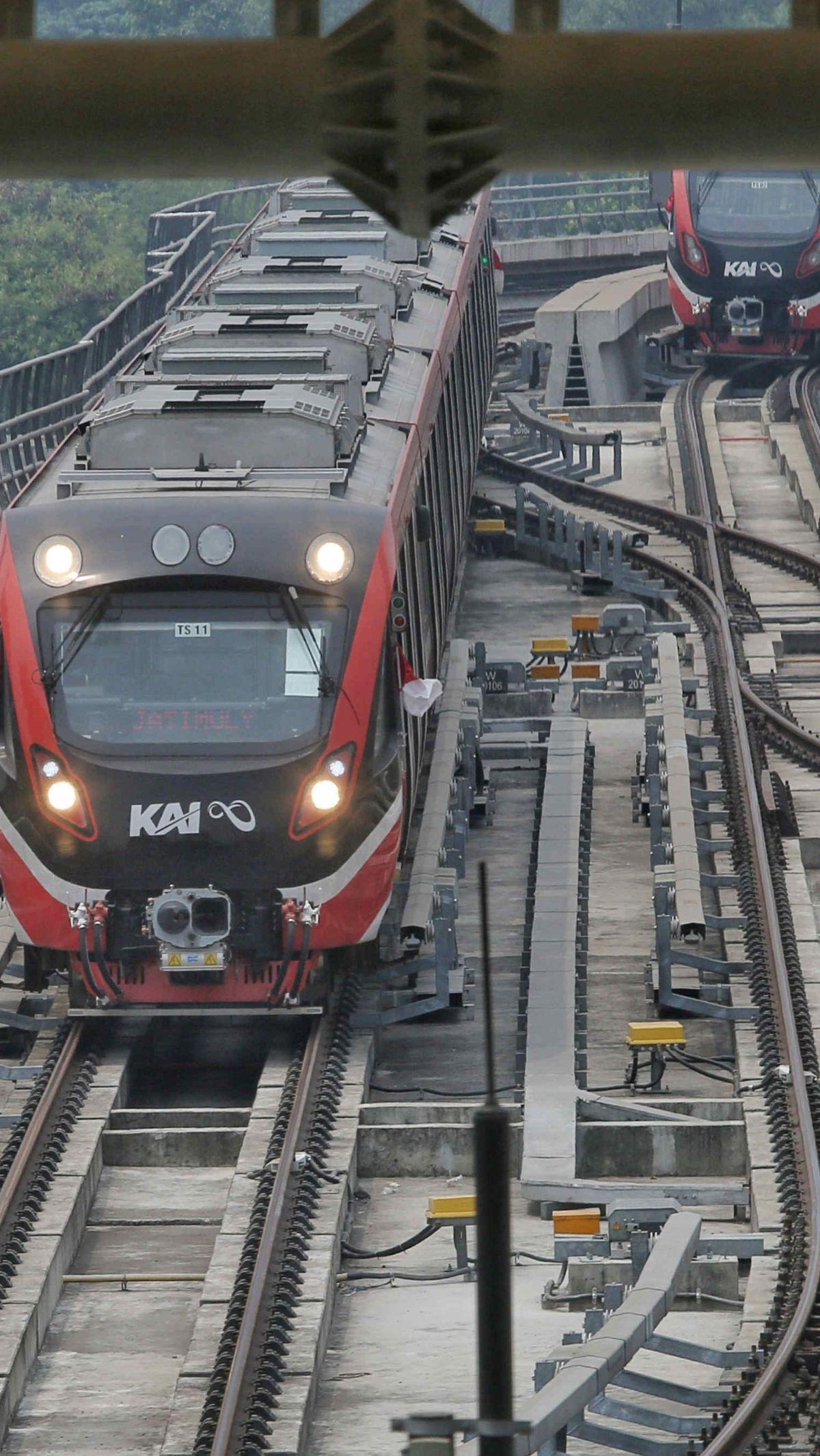 “Stasiun-stasiun LRT Jabodebek terletak tidak jauh dari titik moda transportasi umum lainnya. Sehingga akan memudahkan pelanggan yang akan menggunakan transportasi umum lanjutan,” tutup Joni.