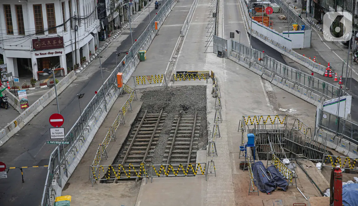 Lokasi ditemukannya rel trem di proyek pembangunan MRT Jakarta fase 2A paket kontrak atau CP 203 Glodok-Kota, Selasa (28/12/2021). Rel trem dari era kolonial Belanda tersebut ditemukan saat penggalian proyek MRT Fase 2A Glodok-Kota. (Liputan6.com/Faizal Fanani)