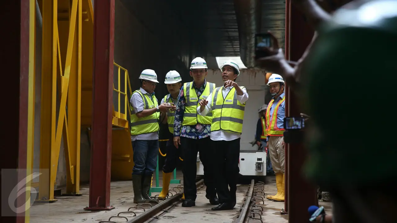 20151008-Jokowi Ajak Ahok Tinjau Pengeboran Terowongan MRT di Senayan