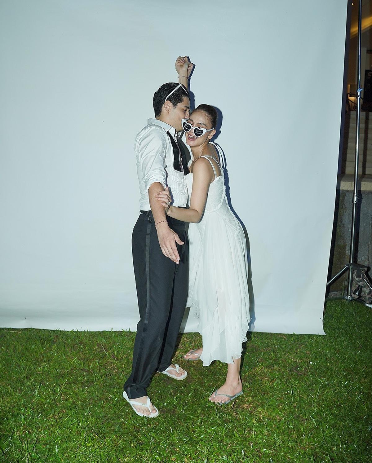 Terungkap, Luna Maya dan Maxime Bouttier Ternyata Cuma Pakai Sandal Jepit di Resepsi Pernikahannya