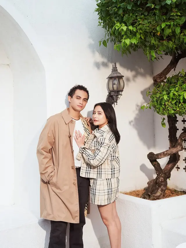 Prilly Latuconsina dan Omara Esteghlal.