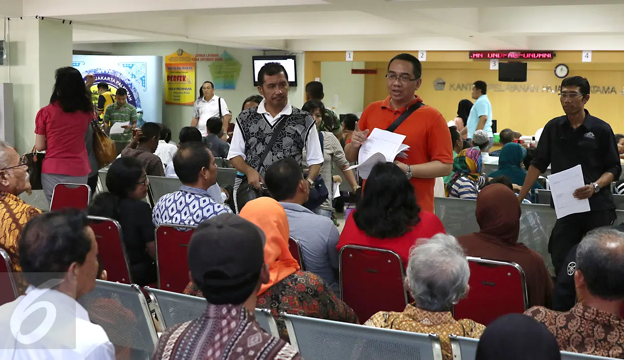 Kepala Kanwil Ditjen Pajak Jakarta Barat, Sakli Anggoro (kiri) memberi penjelasan kepada warga yang mengikuti operasi katarak di Kantor Wilayah Direktorat Jenderal (Ditjen) Pajak Jakarta Barat, Jakarta, Sabtu (28/11/2015). (Liputan6.com/Herman Zakharia)