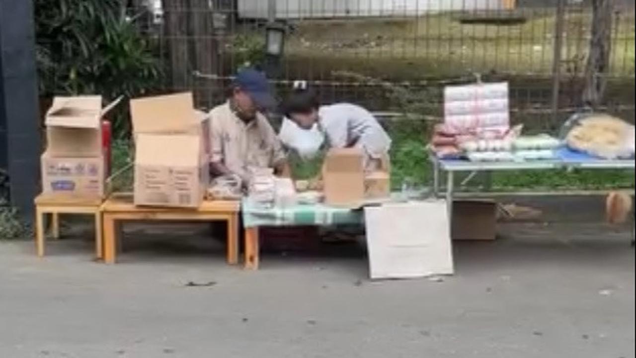Temani Kakek Jualan Gulali dan Jajan, Respons Polos Anak Kecil Ini saat Dagangannya Diborong Curi Perhatian