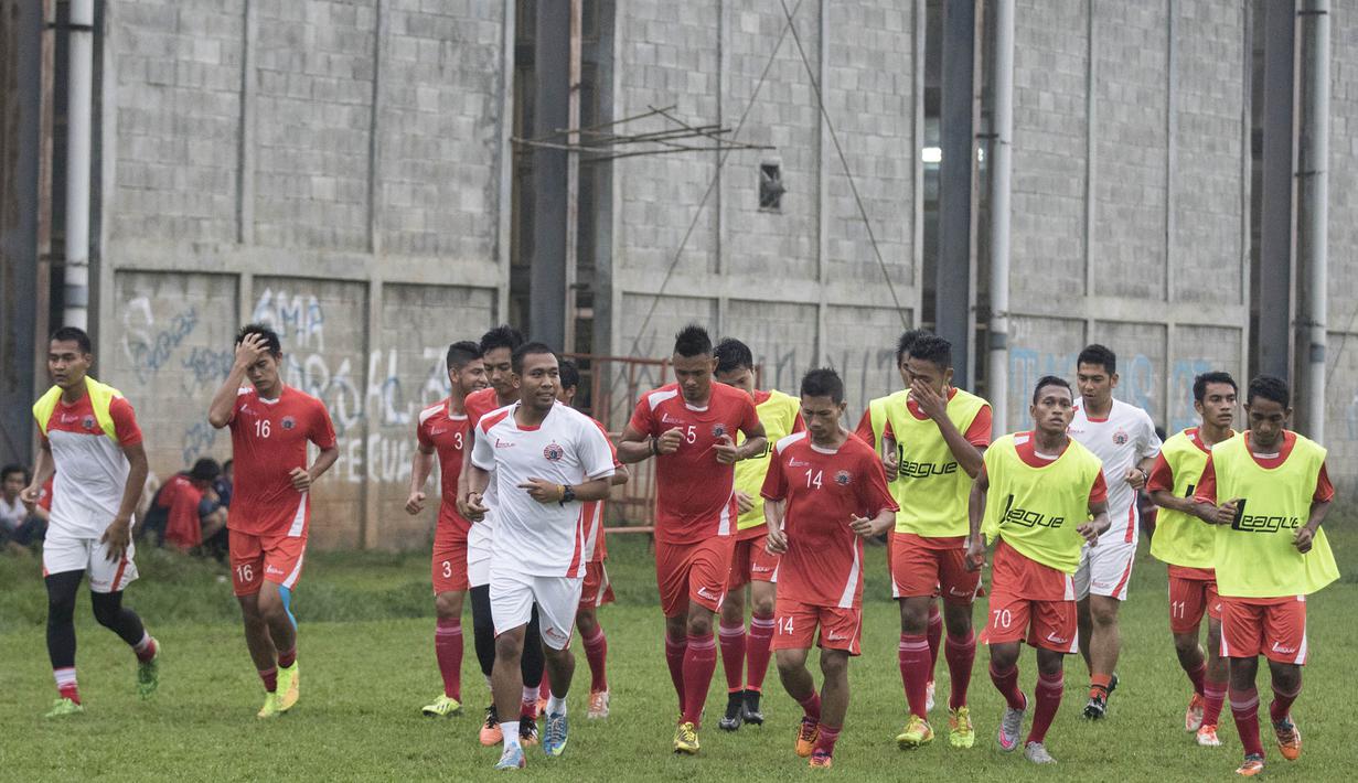Para pemain Persija latihan perdana jelang babak 8 besar Piala Jenderal Sudirman di Lapangan Sawangan, Depok, Jawa Barat, Jumat (4/12/2015). (Bola.com/Vitalis Yogi Trisna)