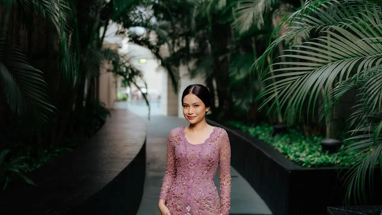 6 Pesona Anggun Hanggini Kenakan Kebaya Dusty Purple saat jadi Bridesmaid Pernikahan Sahabat