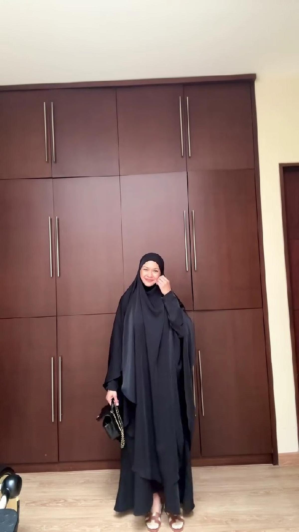 Potret Donna Harun Tampil Berhijab hingga Bercadar Curi Perhatian Netizen, Sebut Ingin Jadi Wanita Sabar dan Tenang